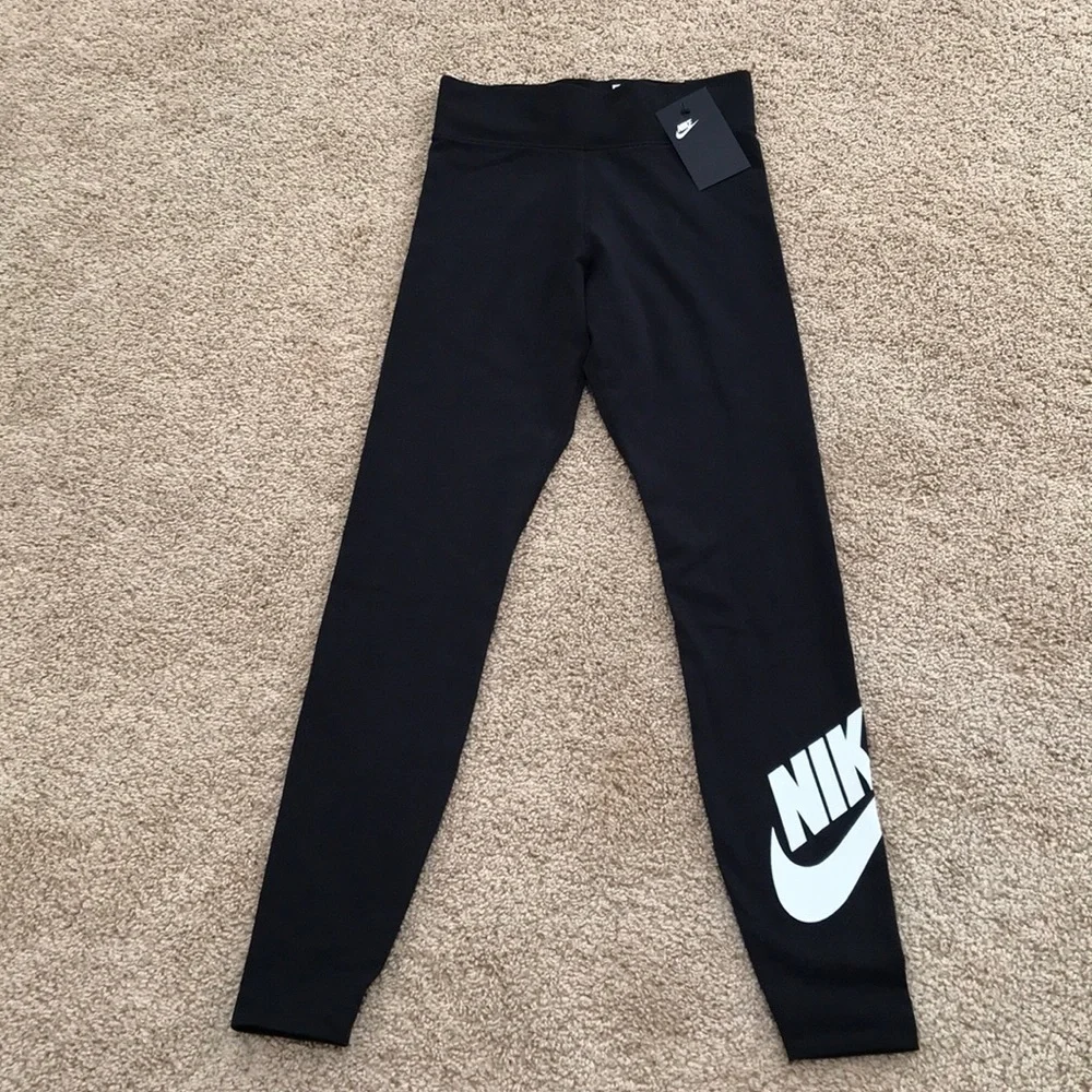 NWT! NIKE Size XS full length tight fit black leggings